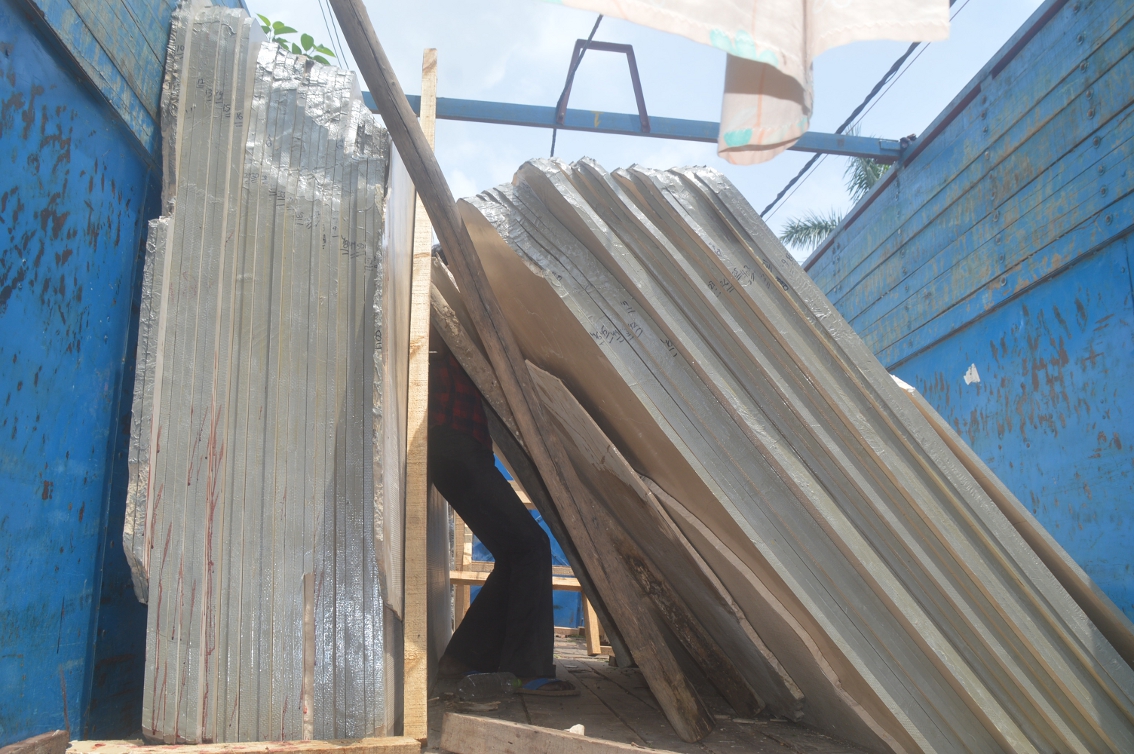 Worker's death by suppressing marble