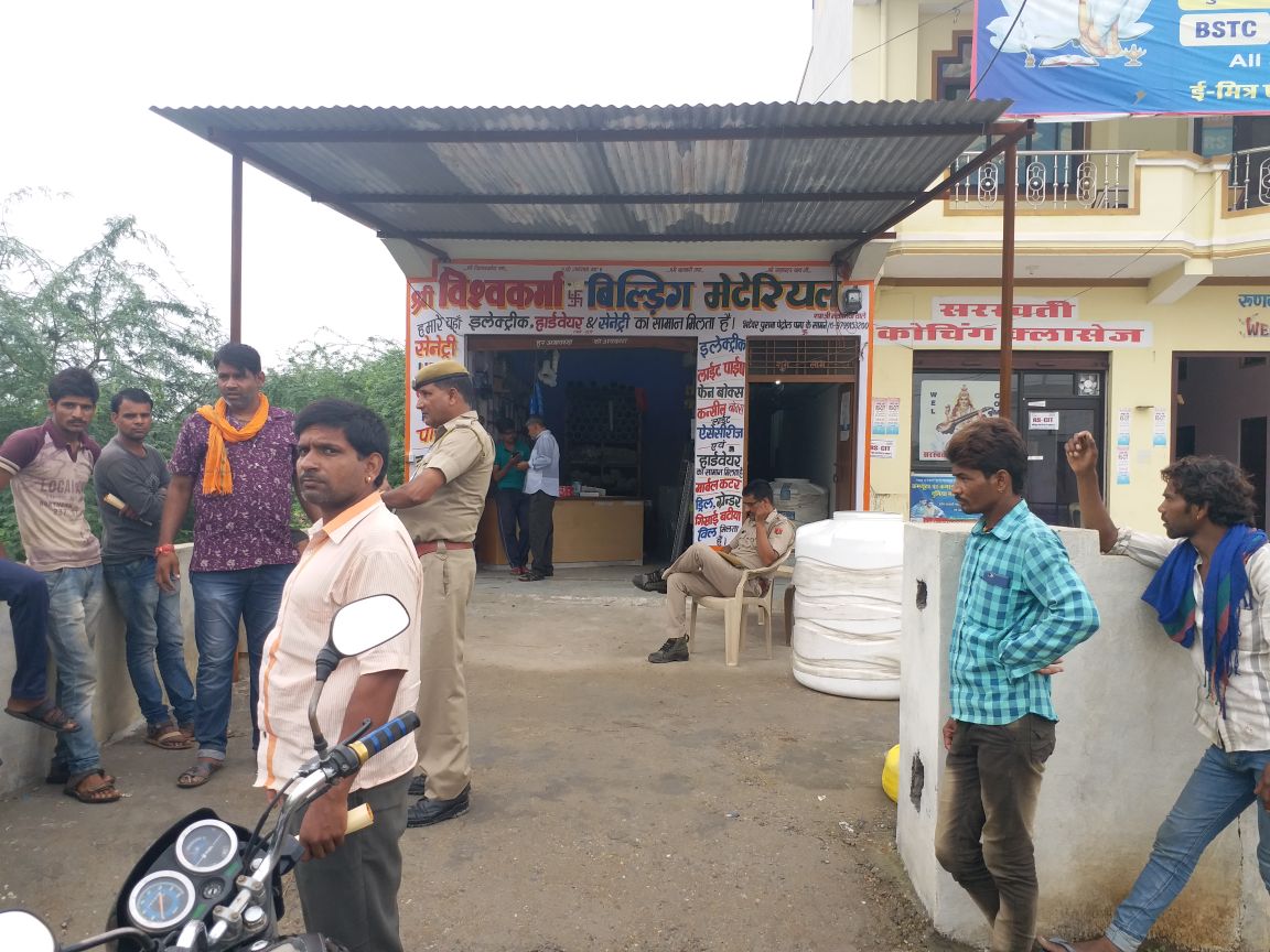 video : उदयपुर में यहां चाेेरोंं ने दो दुकानों में सेंध लगाकर 1 लाख 20 हजार के सामान पर किया हाथ साफ