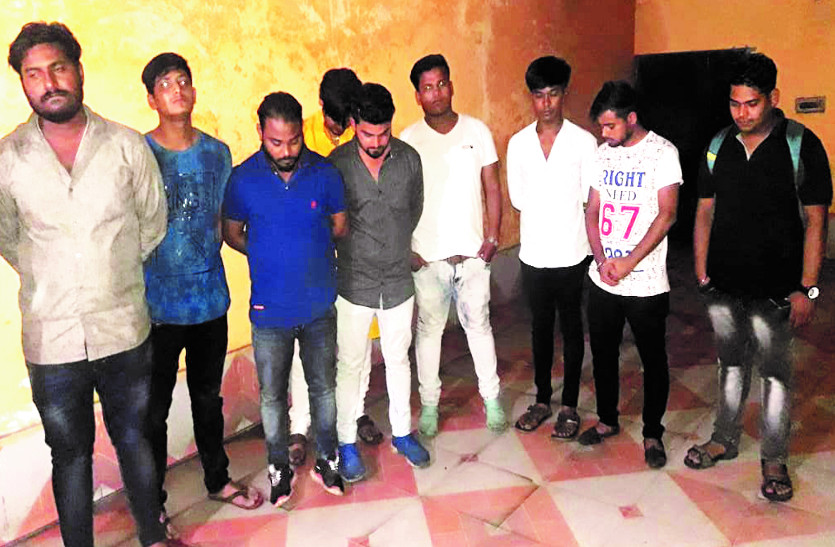 ढाबा में चल रहा था ये घिनौना काम, पुलिस की छापेमारी में नौ युवक पकड़ाए, ढाबा किया सील, पढि़ए खबर...