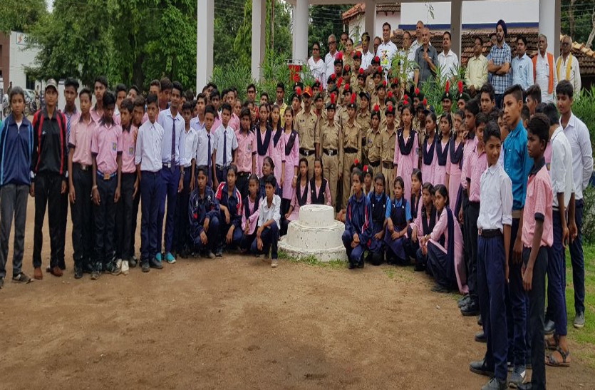 Video: पत्रिका के हरियर CG अभियान का हिस्सा बनने महापौर और NCC कैडेट्स, रोपे फलदार पौधे