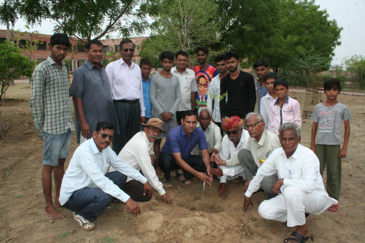 प्रत्येक व्यक्ति स्वयं पौधे लगाएं व दूसरों को लगाने के लिए करें प्रेरित