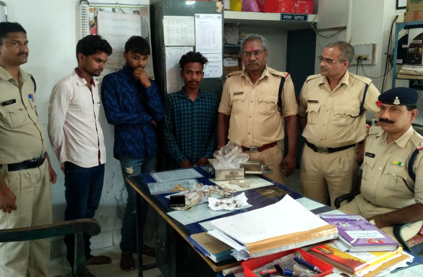 Video- शादी समारोह में आए और खाली घर देख तीन दोस्तों की नीयत हुई खराब, फिर किया ये घिनौना काम, पढि़ए खबर...