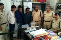 Video- शादी समारोह में आए और खाली घर देख तीन दोस्तों की नीयत हुई खराब, फिर किया ये घिनौना काम, पढि़ए खबर...