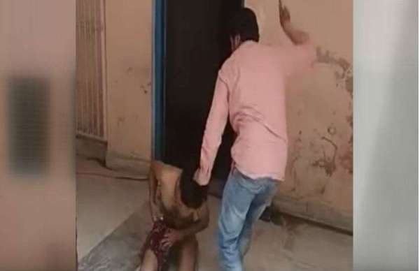 पिटाई का एक और दृश्य देखिए।