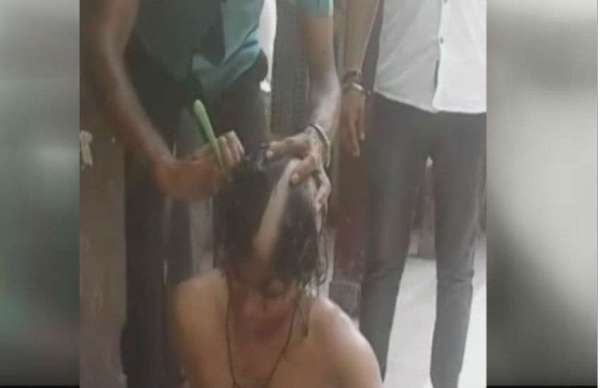 पिटाई के बाद युवक के सिर पर चौराहा बनाया गया।