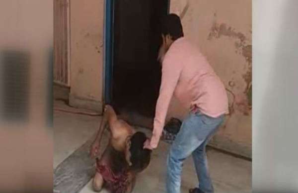 मैनपुरी में रेपिस्ट को बाल पकड़कर पी