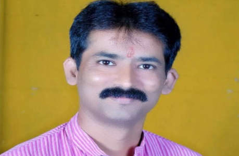 रंगरलिया मनाते पकड़ा गया प्राचार्य अब कहां मना रहा रंगरलिया जो अब तक डीईओ ऑफिस में नहीं दी आमद