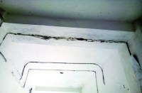 इस स्कूल का हाल ऐसा कि बारिश हुई नहीं और बच्चों की हो जाती है छुट्टी, जानें क्या है वजह...