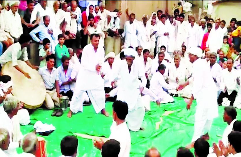 कन्हैया दंगल में प्रस्तुति देते गायक।