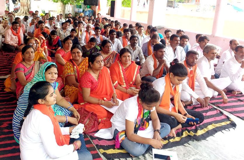 बैठक में मौजूद विहिप कार्यकर्ता।