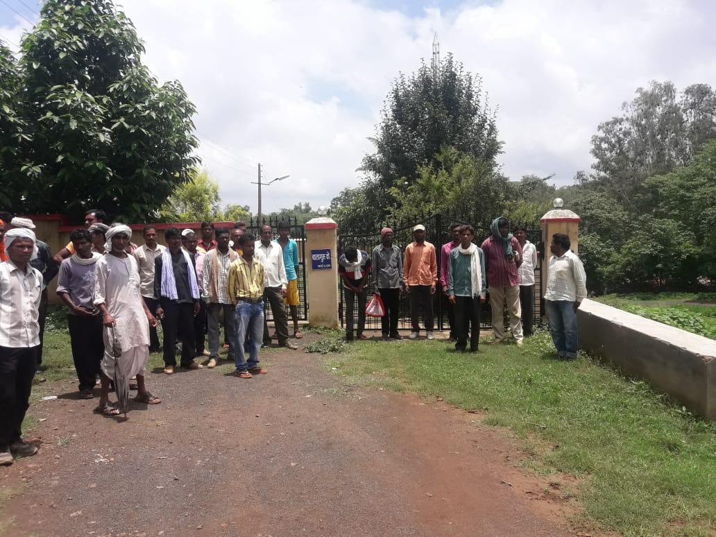 Calling the farmers for the sake of fertilizer, the society manager re