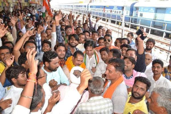 रेलवे स्टेशन में नवनियुक्त जिला अध्यक्ष का गर्मजोशी से स्वागत, देखें इन तस्वीरों में