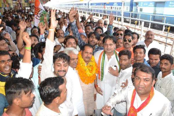 रेलवे स्टेशन में नवनियुक्त जिला अध्यक्ष का गर्मजोशी से स्वागत, देखें इन तस्वीरों में