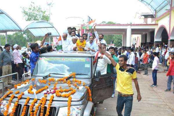 रेलवे स्टेशन में नवनियुक्त जिला अध्यक्ष का गर्मजोशी से स्वागत, देखें इन तस्वीरों में