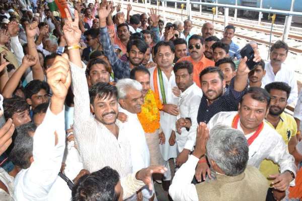 रेलवे स्टेशन में नवनियुक्त जिला अध्यक्ष का गर्मजोशी से स्वागत, देखें इन तस्वीरों में