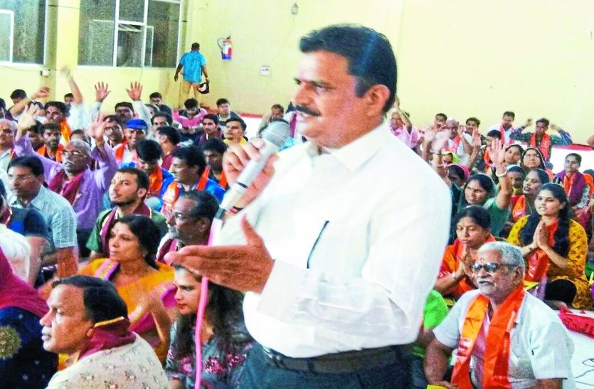 जन सुनाता गायक व मौजूद श्रद्धालु।