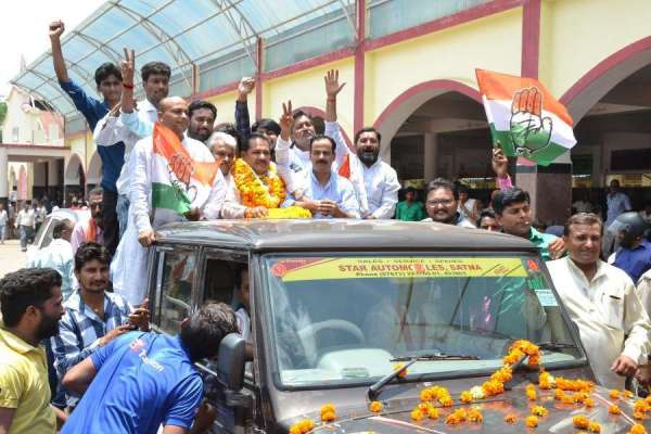 रेलवे स्टेशन में नवनियुक्त जिला अध्यक्ष का गर्मजोशी से स्वागत, देखें इन तस्वीरों में