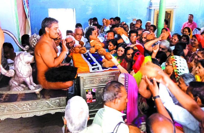 श्रीफल भेंट करते जैन समाज के लोग।