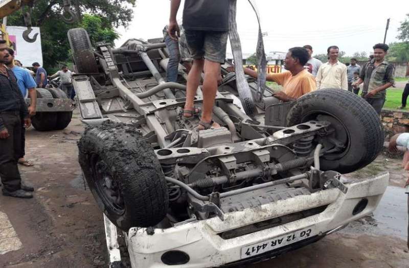 Breaking : तेज रफ्तार बोलेरो डिवाइडर से टकराकर पलटी, चारों पहिए हो गए ऊपर, बाल-बाल बची चालक की जान