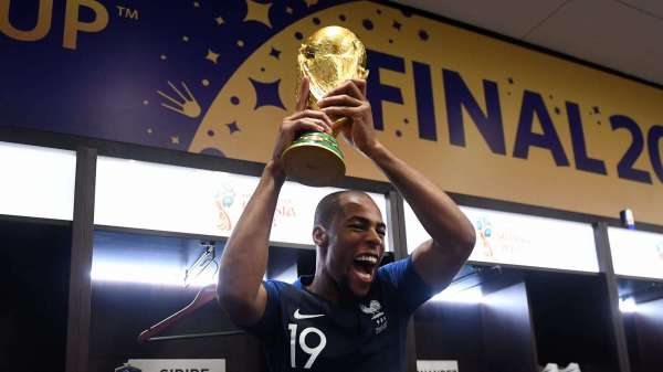 आगे के स्लाइड्स में वर्ल्ड कप पर कब्जा जमाने के बाद फ्रांस के खिलाड़ियों का जश्न साथ ही क्रोएशिया के खिलाड़ी भी :-