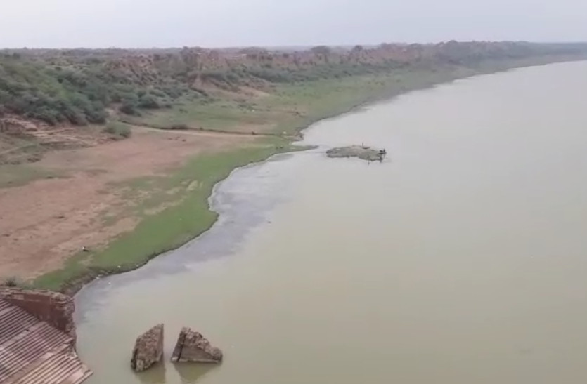 kids risk their life for money by diving deep into Chambal river