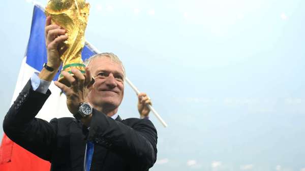 आगे के स्लाइड्स में वर्ल्ड कप पर कब्जा जमाने के बाद फ्रांस के खिलाड़ियों का जश्न साथ ही क्रोएशिया के खिलाड़ी भी :-