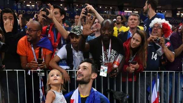 आगे के स्लाइड्स में वर्ल्ड कप पर कब्जा जमाने के बाद फ्रांस के खिलाड़ियों का जश्न साथ ही क्रोएशिया के खिलाड़ी भी :-