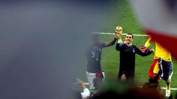 आगे के स्लाइड्स में वर्ल्ड कप पर कब्जा जमाने के बाद फ्रांस के खिलाड़ियों का जश्न साथ ही क्रोएशिया के खिलाड़ी भी :-