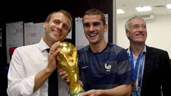 आगे के स्लाइड्स में वर्ल्ड कप पर कब्जा जमाने के बाद फ्रांस के खिलाड़ियों का जश्न साथ ही क्रोएशिया के खिलाड़ी भी :-