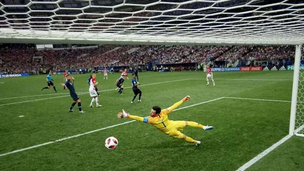 आगे के स्लाइड्स में वर्ल्ड कप पर कब्जा जमाने के बाद फ्रांस के खिलाड़ियों का जश्न साथ ही क्रोएशिया के खिलाड़ी भी :-