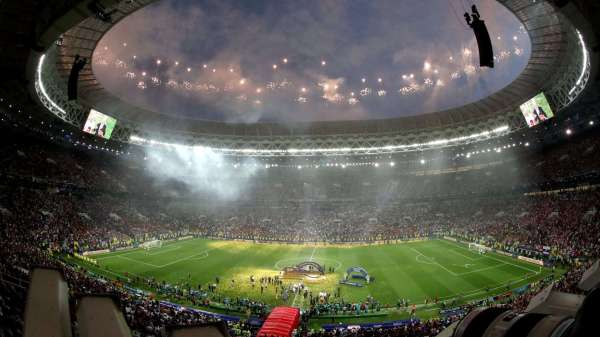 आगे के स्लाइड्स में वर्ल्ड कप पर कब्जा जमाने के बाद फ्रांस के खिलाड़ियों का जश्न साथ ही क्रोएशिया के खिलाड़ी भी :-