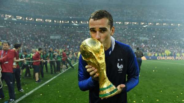 आगे के स्लाइड्स में वर्ल्ड कप पर कब्जा जमाने के बाद फ्रांस के खिलाड़ियों का जश्न साथ ही क्रोएशिया के खिलाड़ी भी :-