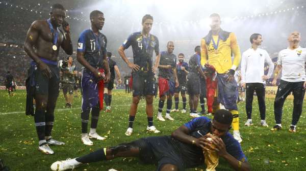 आगे के स्लाइड्स में वर्ल्ड कप पर कब्जा जमाने के बाद फ्रांस के खिलाड़ियों का जश्न साथ ही क्रोएशिया के खिलाड़ी भी :-