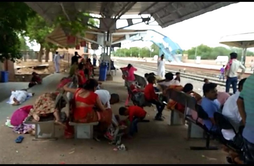 Deprived candidates from constable examination not open train gate
