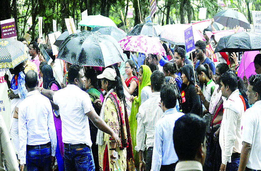शासन के खिलाफ नारेबाजी करते हुए इन कर्मचारियों ने छतरी लगाकर निकाली रैली, जानें क्या है इनकी मांगें