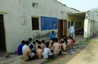  खुले में अध्ययन करते विद्यार्थी।  