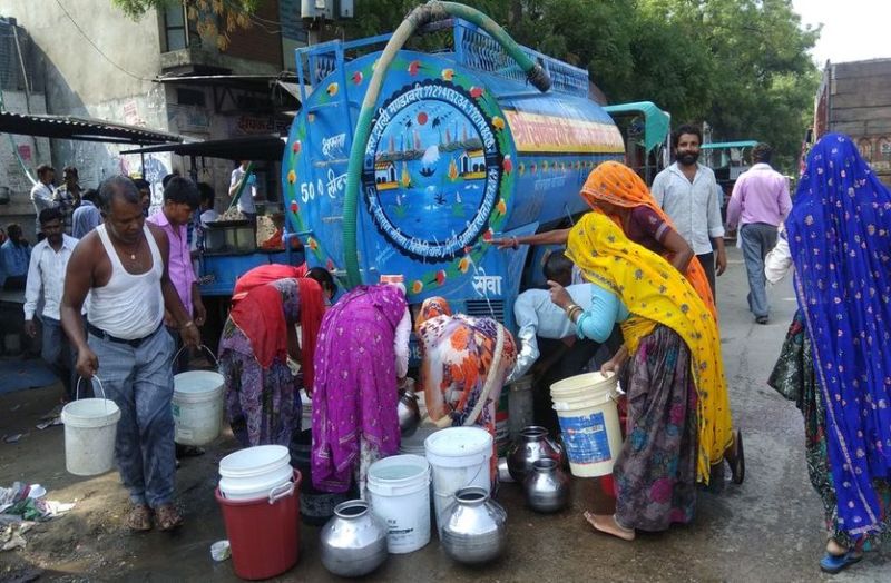 पानी के लिए मशक्कत करती महिलाएं।