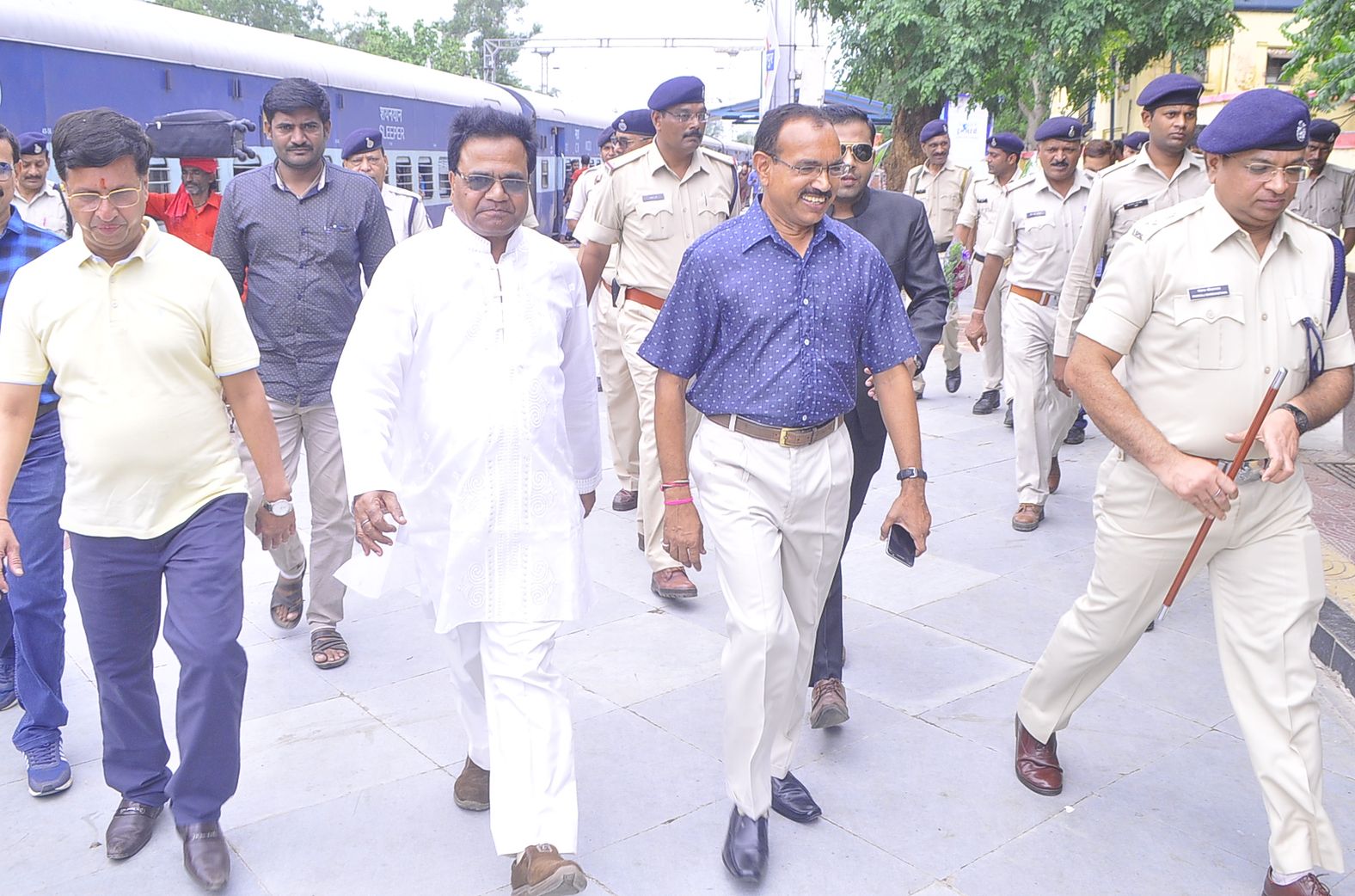 In 1976, the student who studied at the Government School in Burhanpur, is preparing for hi-tech police