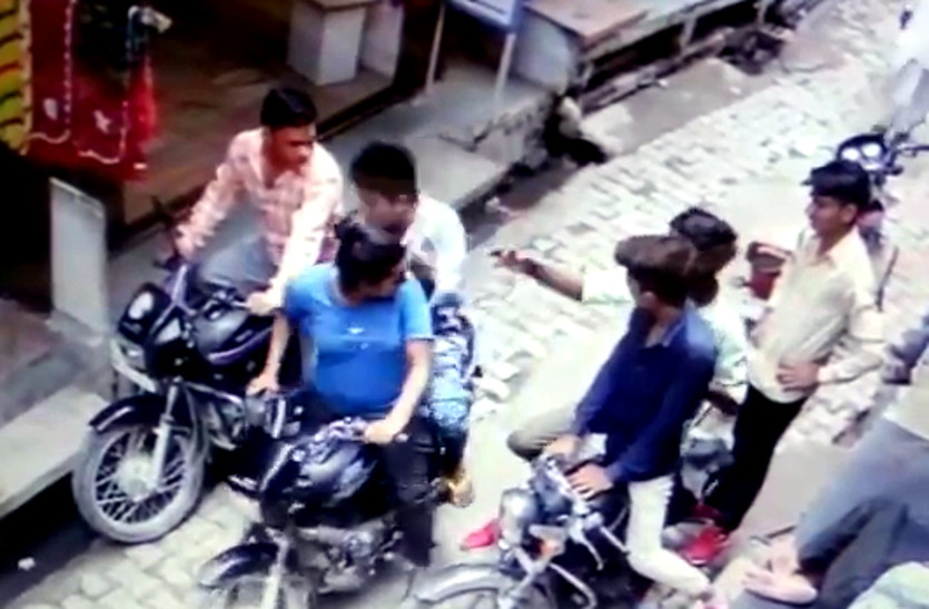 Video : छेड़छाड़ करने वालों की युवती ने ऐसी की पिटाई, छुड़ाना पड़ा भारी