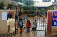 देर रात हुई झमाझम बारिश से बस्तियों में घुसा पानी, छात्रावास के आंगन में तीन फीट तक पानी भरा, पढि़ए खबर...