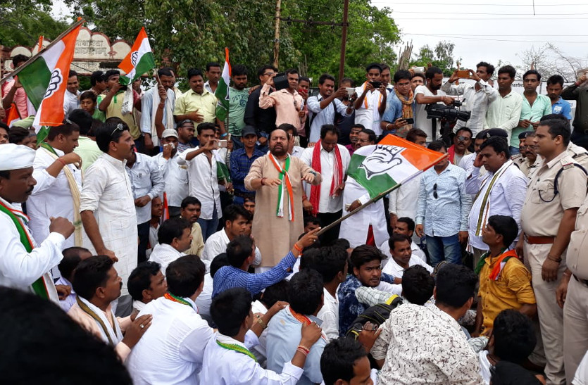 बीजेपी सरकार की वादाखिलाफी सहित एक दर्जन मुद्दों को लेकर कांग्रेसियों ने किया कलक्टोरेट का घेराव