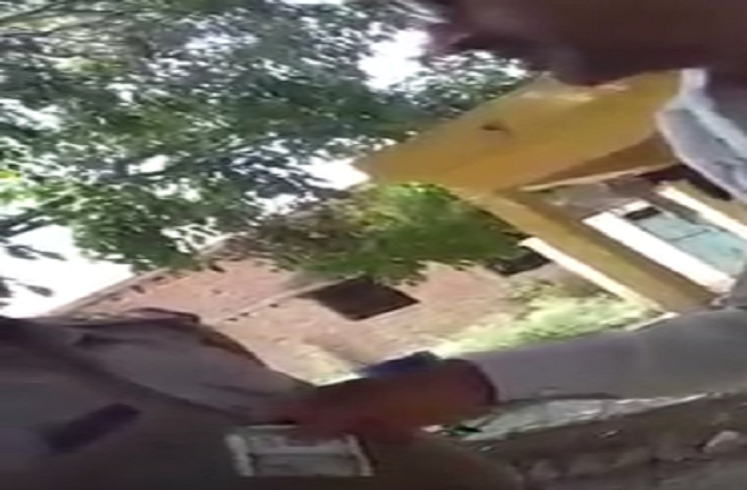 up police daroga take bribe Video viral in up