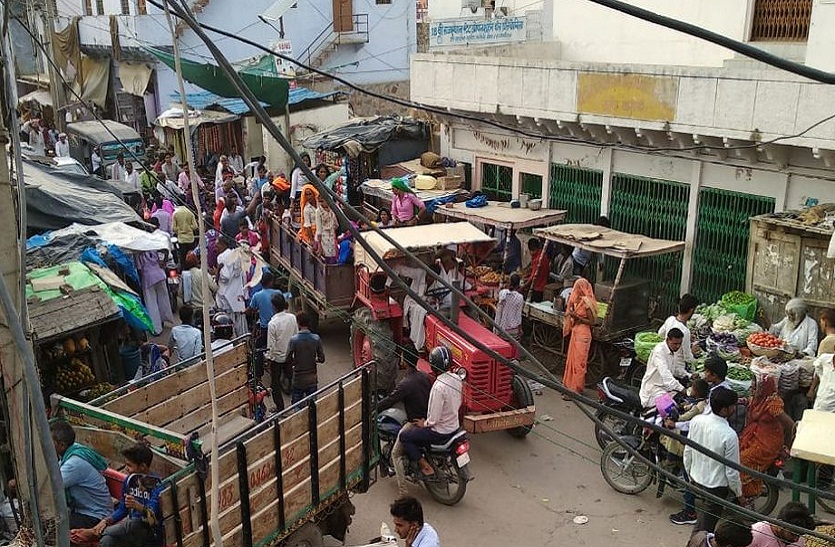 कई शहर-कस्बों की राह उस चौराहे से गुजर रही, जहां अतिक्रमण आए दिन जाम लगवा देता है, राहगीर भी निकल नहीं पाते