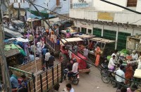 कई शहर-कस्बों की राह उस चौराहे से गुजर रही, जहां अतिक्रमण आए दिन जाम लगवा देता है, राहगीर भी निकल नहीं पाते