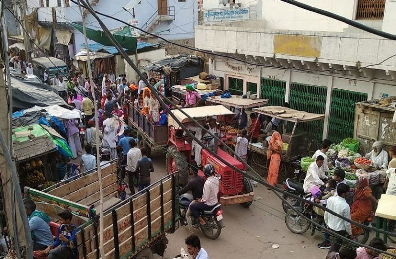 कई शहर-कस्बों की राह उस चौराहे से गुजर रही, जहां अतिक्रमण आए दिन जाम लगवा देता है, राहगीर भी निकल नहीं पाते