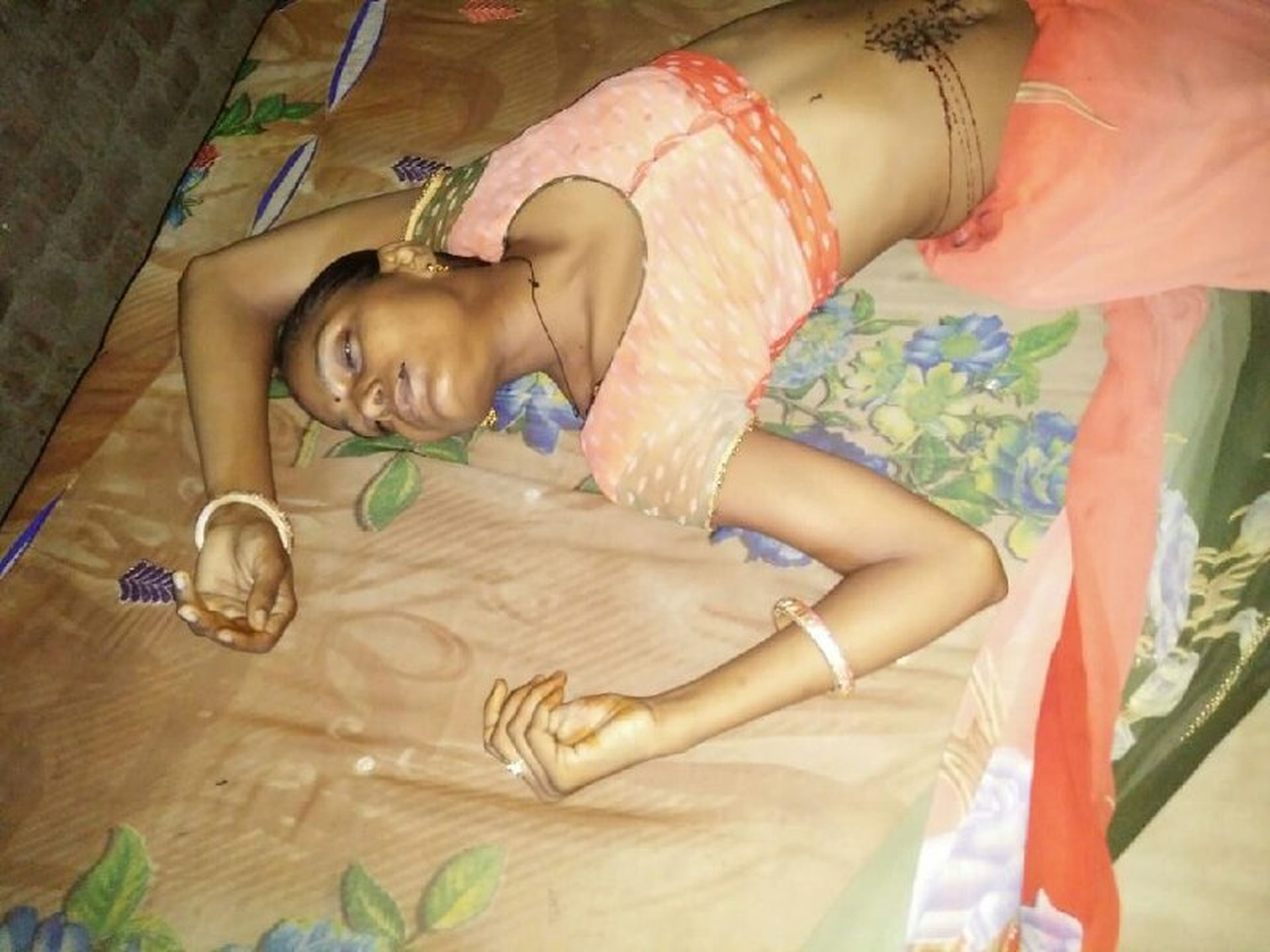 ससुराल वालो से तंग विवाहिता ने उठाया ऐसा कदम की दो मिनट में जिंदगी की बाजी हार गई