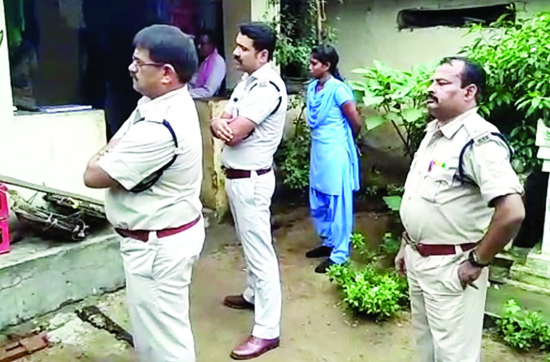 हत्या की जानकारी मृतिका के पति को दोपहर करीब एक बजे हुई