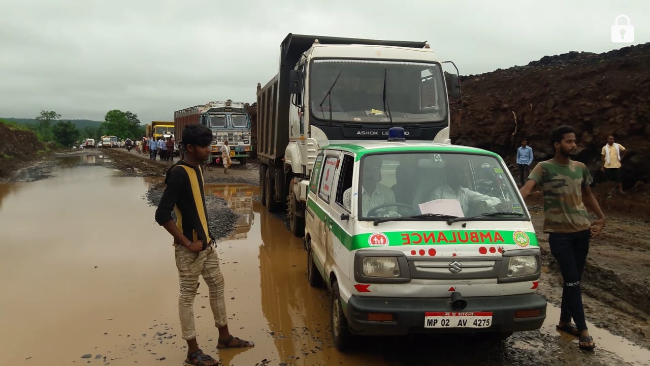 It happened that on the national highway that the wheel of heavy vehicles stopped