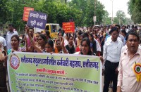 अनिश्चितकालीन कर्मचारियों ने निकाली विशाल रैली