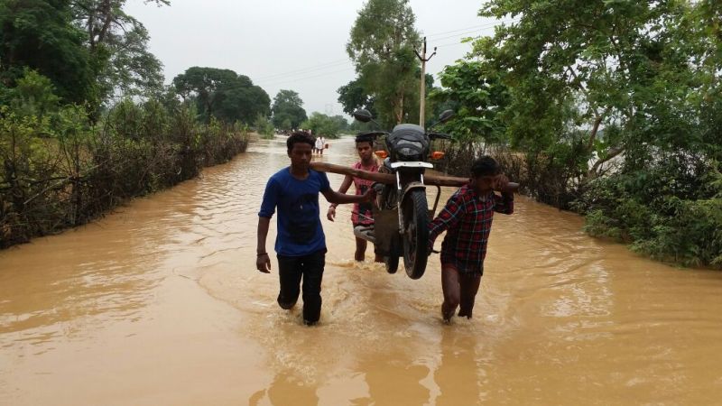 सड़क पर दो फीट तक पानी, आवागमन में लोगों को परेशानी